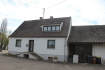 Haus mit Nebengebäuden